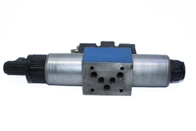 REXROTH R900931371 PROPORTIONAL DIRECTIONAL VALVE 4WREE10W50-23/G24K31/A1V - Image 4