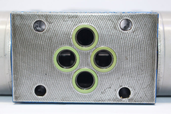 REXROTH R900913359 PROPORTIONAL DIRECTIONAL VALVE 4WREE6W1-32-24/G24K31/A1V - Image 3
