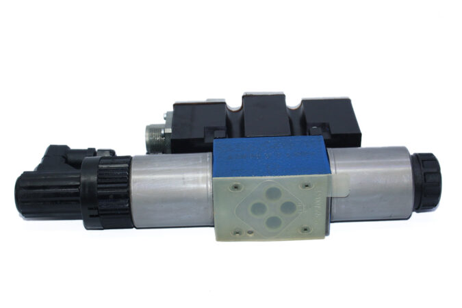 REXROTH R900913359 PROPORTIONAL DIRECTIONAL VALVE 4WREE6W1-32-24/G24K31/A1V - Image 4