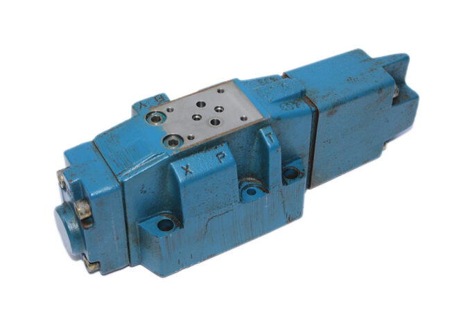 REXROTH R900572222 PILOT OPERATED PROPORTIONAL DIRECTIONAL CONTROL VALVE 4WRZ16W100-60/6AG24NZ4/M