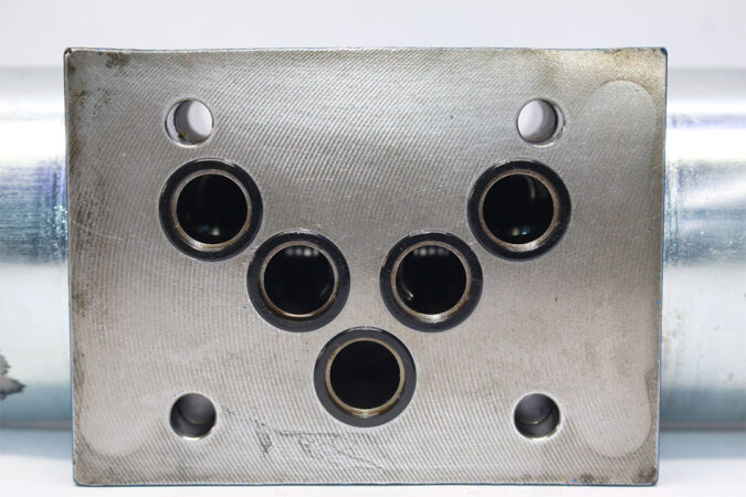 REXROTH R900588201 DIRECTIONAL CONTROL VALVE 4WE 10 E33/CG24N9K4 - Image 4