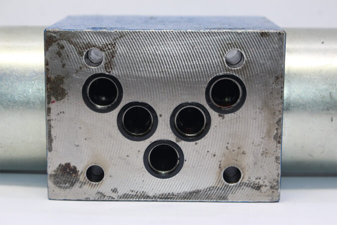 REXROTH R900588201 DIRECTIONAL CONTROL VALVE 4WE 10 E33/CG24N9K4 - Image 4