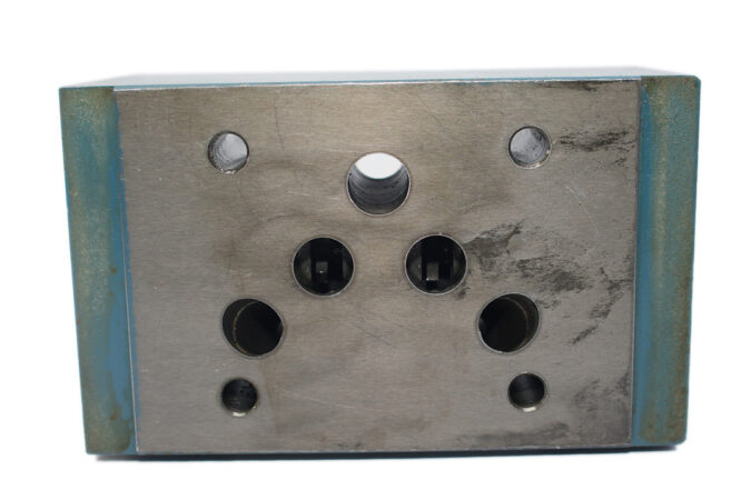 BOSCH 0 811 020 027 BLOCK VALVE COVER PLATE - Image 4