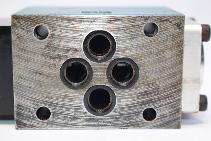 REXROTH R900483992 DIRECT OPERATED DIRECTIONAL CONTROL VALVE 3WE 6 B9-53/AG24N9K4 - Image 3