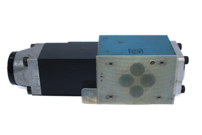 REXROTH R900483992 DIRECT OPERATED DIRECTIONAL CONTROL VALVE 3WE 6 B9-53/AG24N9K4 - Image 4