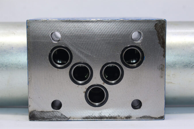 REXROTH R900589988 DIRECTIONAL CONTROL VALVE 4WE 10 J33/CG24N9K4 - Image 4