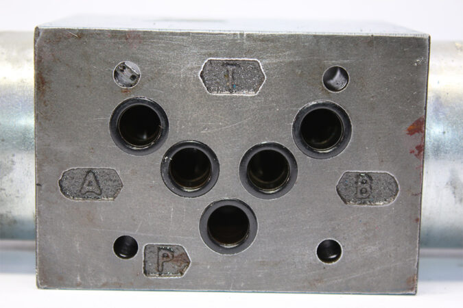 BOSCH 0 810 001 440 DIRECTIONAL CONTROL VALVE 081WV10P1N104W S024/00B0 - Image 5
