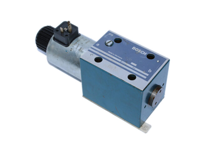 BOSCH 0 810 001 760 DIRECTIONAL CONTROL VALVE 081WV10P1V1012W5024/00D0 - Image 4