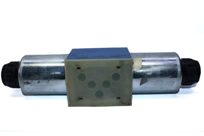 REXROTH R900943416 PROPORTIONAL DIRECTIONAL VALVE 4WRA 10 W60-22/G24N9K4/V-589 - Image 6