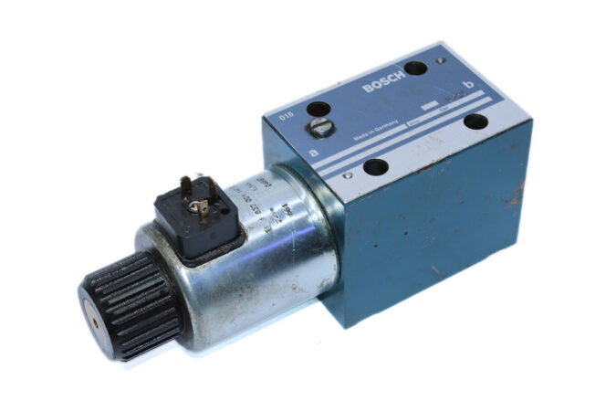 BOSCH 0 810 001 767 DIRECTIONAL CONTROL VALVE 081WV10P1V1014WS024/00D11