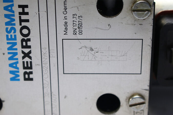 REXROTH R900537609 DIRECTIONAL CONTROL VALVE 4WE10J2-32/CG24N9K4 - Image 3