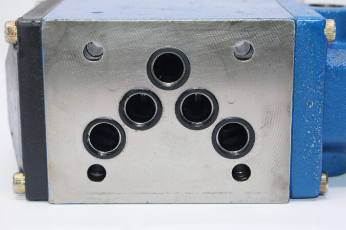 REXROTH R900587838 MANUAL DIRECTIONAL VALVE 4WMM10 D31/F - Image 6