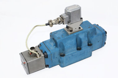 MOOG D663Z954C SERVO PROPORTIONAL CONTROL VALVE D061-732D