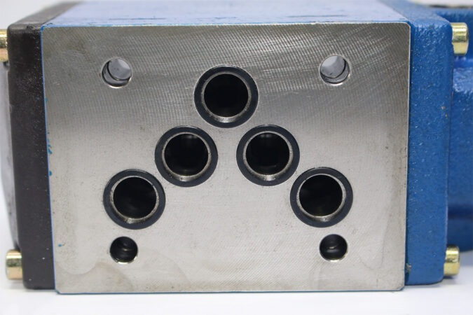 REXROTH R900586919 MANUAL DIRECTIONAL VALVE 4WMM10J31/ - Image 6