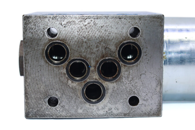 REXROTH R900595533 DIRECTIONAL CONTROL VALVE 4WE 10 EB33/CG24N9K4 - Image 3