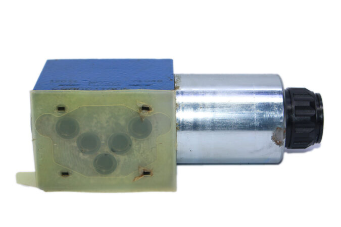 REXROTH R900595533 DIRECTIONAL CONTROL VALVE 4WE 10 EB33/CG24N9K4 - Image 4