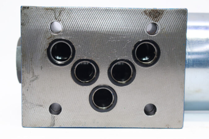 REXROTH R900595533 DIRECTIONAL CONTROL VALVE 4WE 10 EB33/CG24N9K4 - Image 3