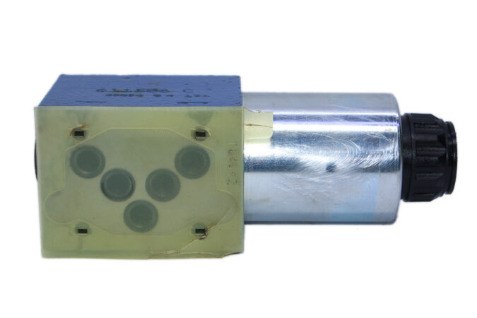 REXROTH R900595533 DIRECTIONAL CONTROL VALVE 4WE 10 EB33/CG24N9K4 - Image 4