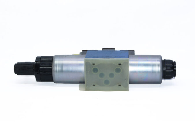REXROTH R900927234 PROPORTIONAL DIRECTIONAL VALVE 4WREE10W1-75-23/G24K31/A1V - Image 4