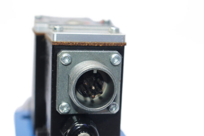 REXROTH R900927234 PROPORTIONAL DIRECTIONAL VALVE 4WREE10W1-75-23/G24K31/A1V - Image 7